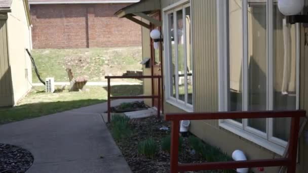 Panorámica Puerta Apartamento Con Una Cinta Ventana — Vídeo de stock