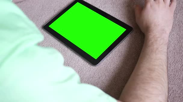 Hombre Caucásico Escuchando Música Desde Una Tableta Pantalla Verde Sala — Vídeo de stock