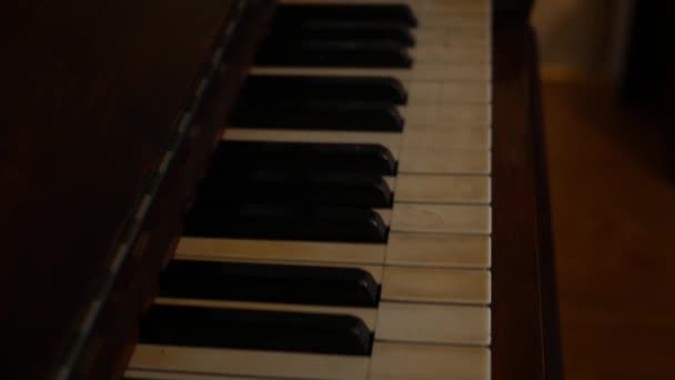 从旧钢琴上平移钢琴琴键 — 图库视频影像