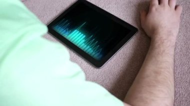 Bir siyah tablet cihaz - mavi indie hipster sürüm oynamak genel bir çalma listesi