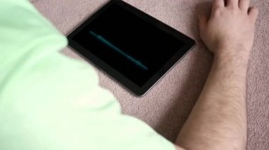 Bir adam genel sahte app çalma listesine onun tablet - dijital dalga biçimi sürümü dinlemez.
