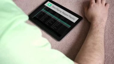 Bir adam genel sahte app çalma listesine onun tablet - Raggae sürümü dinlemez