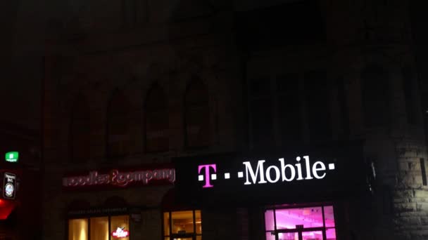 Pittsburgh - cca února 2018 - A T-Mobile store v noci v městské oblasti