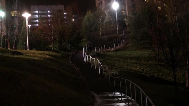 Panning Uma Escada Concreto Até Complexo Apartamentos Através Parque Mal — Vídeo de Stock