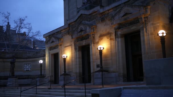 Entrada Gótica Gris Edificio Con Poca Luz Zona Urbana Cerca — Vídeos de Stock