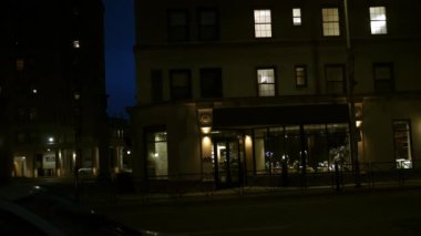 Kentsel şehir gece genel bir küçük işletme bir dış çekim