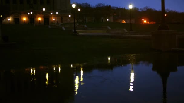 Ввечері Дощова Вода Впадає Велику Міську Трав Янисту Зону — стокове відео