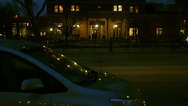 Панорамування Красивих Замуровані Hotel Дивлячись Спираючись Темний Вечір Місті — стокове відео