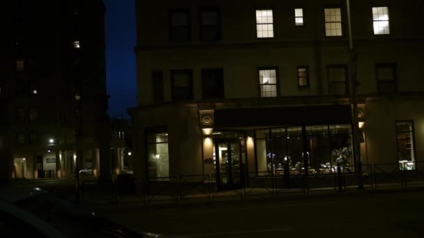 城市城市夜间普通小企业的外部镜头 — 图库视频影像