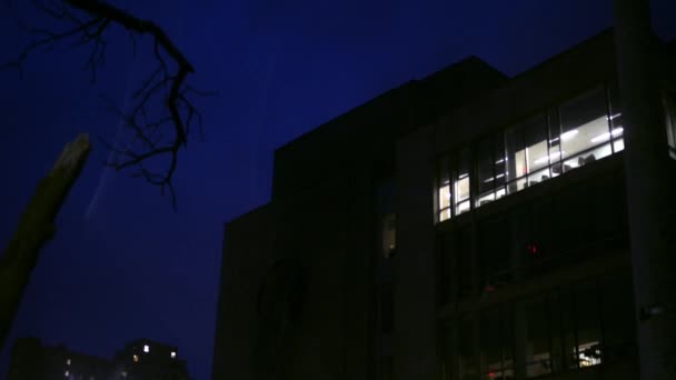 Камера Спускается Первый Этаж Роскошного Офисного Здания Ночью Центре Города — стоковое видео