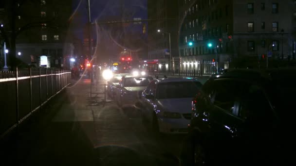 手持式摄像机在市区雨中观看巴士离开巴士站 — 图库视频影像