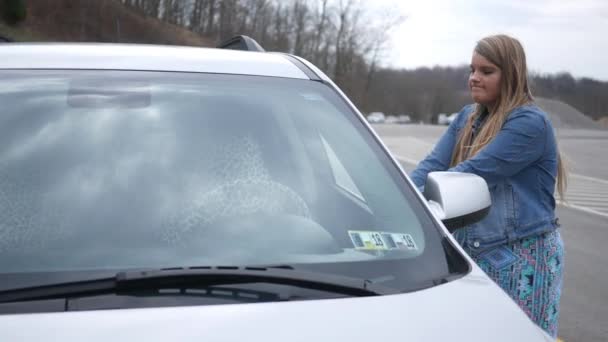 Жінка Може Потрапити Свою Машину Замкнений — стокове відео
