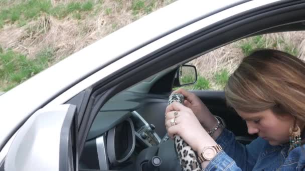 Απογοητευμένοι Θηλυκό Οδηγό Ένα Suv Και Κινητήρας Δεν Εκκινείται — Αρχείο Βίντεο