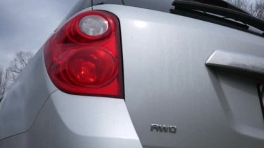 Dört yol flaşlar taillights üzerinde yanıp sönen ile bir Suv yakın çekim