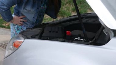 Bir kadın bir kez daha o araba motoru sorunlar yaşıyor bir altüst olduğunu