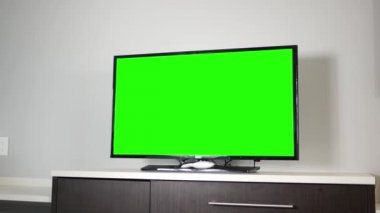 Ortam odasında modern bir rafın üstüne Tv 4k ayarla