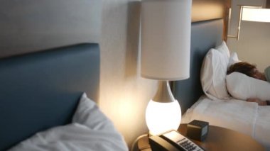 Gün boyunca modern bir yatak odasında uyurken kadın