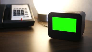 Bir yeşil ekran modern dijital çalar saat tablo