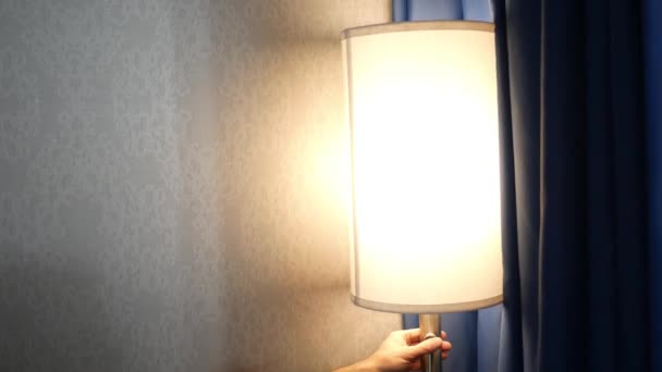 Una Lampada Moderna Spegne Camera Letto Buia — Video Stock
