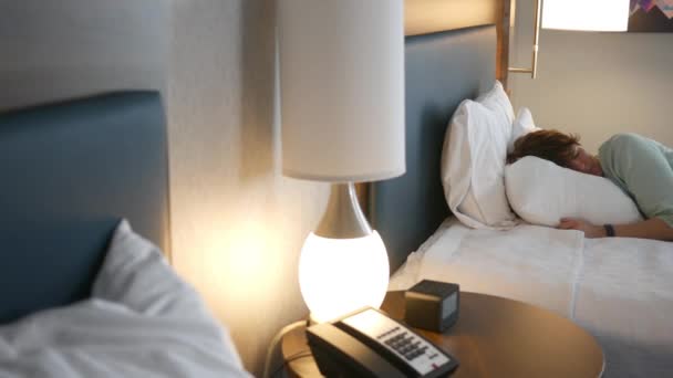 Alt Gündüz Modern Bir Yatak Odasında Uyurken Kadın — Stok video