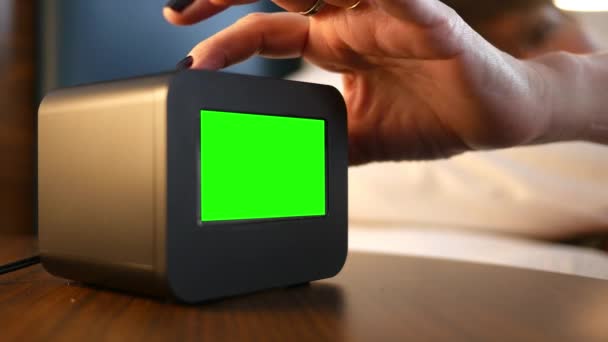一个女人在绿色屏幕闹钟上点击停止按钮 — 图库视频影像
