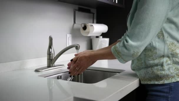 Een Vrouw Wast Haar Handen Een Moderne Keukengootsteen — Stockvideo