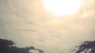 Batan güneşin altında okyanus dalgaları bakarak