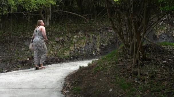 Kaukaski Kobieta Podchodzi Nowo Zacementowane Hill Przez Drzewa — Wideo stockowe
