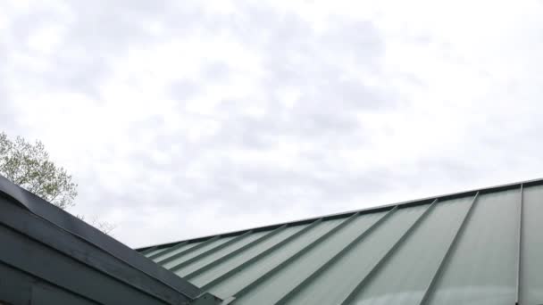 在建筑物的绿色金属屋顶上向下平移 — 图库视频影像