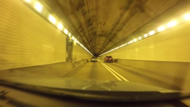 都市高速道路のエリアで映画セピア色のトンネルを通って運転 — ストック動画