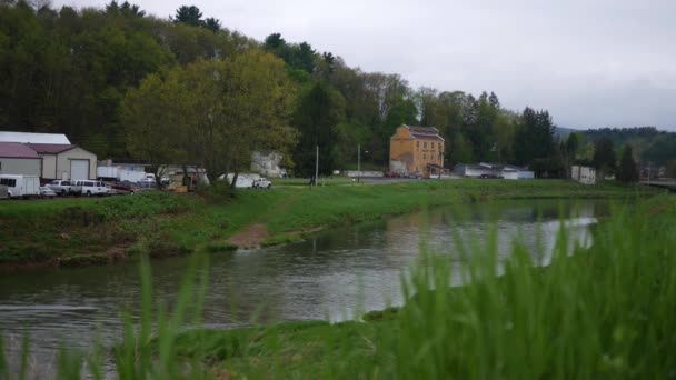 Daytime Establishing Shot Small American Town Overcast Day — Stock Video