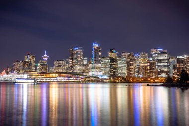 Vancouver 'ın panoramik görünümü su önü ile ufuk çizgisi 