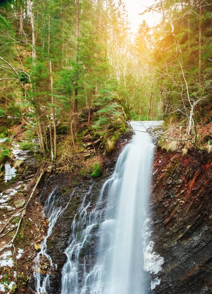 Prachtige berg waterval Huk in de Karpaten — Stockfoto