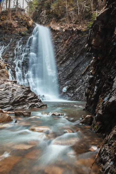 Prachtige berg waterval Huk in de Karpaten — Stockfoto