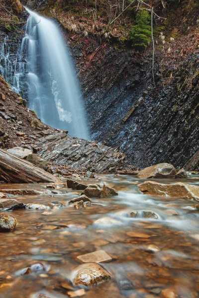 Prachtige berg waterval Huk in de Karpaten — Stockfoto