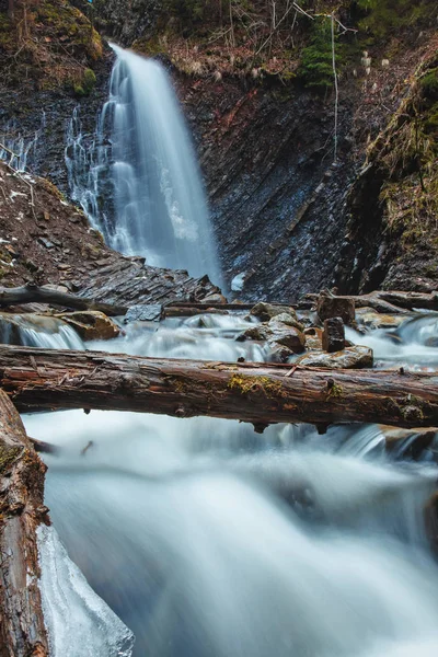 Prachtige berg waterval Huk in de Karpaten — Stockfoto