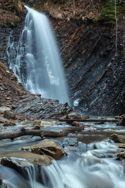 Prachtige berg waterval Huk in de Karpaten — Stockfoto