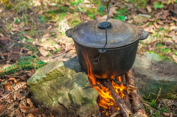 Preparando comida na fogueira no acampamento selvagem — Fotografia de Stock