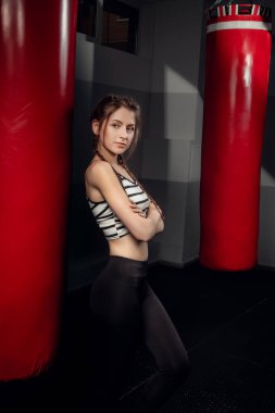 Kavram egzersiz sağlıklı yaşam spor salonunda kız