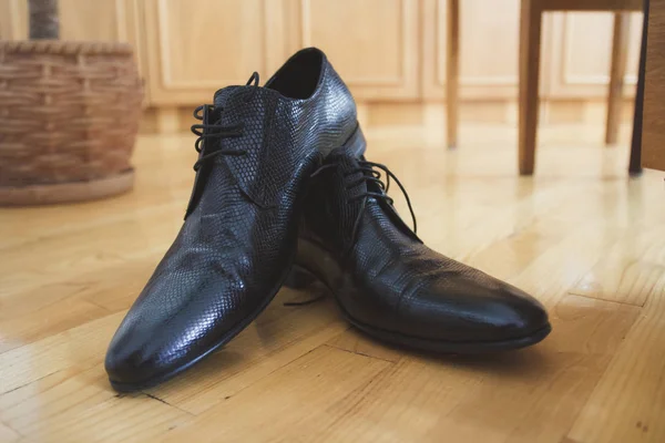 Sapatos masculinos negros brilhantes para a noiva — Fotografia de Stock