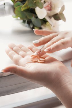 Zarif gelin holding gümüş küpe. Takı ile ihale el.