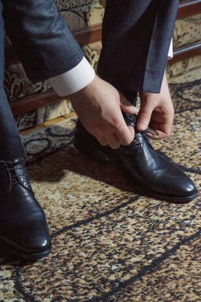 Homem de negócios vestindo-se com sapatos clássicos e elegantes. Groom vestindo no dia do casamento — Fotografia de Stock