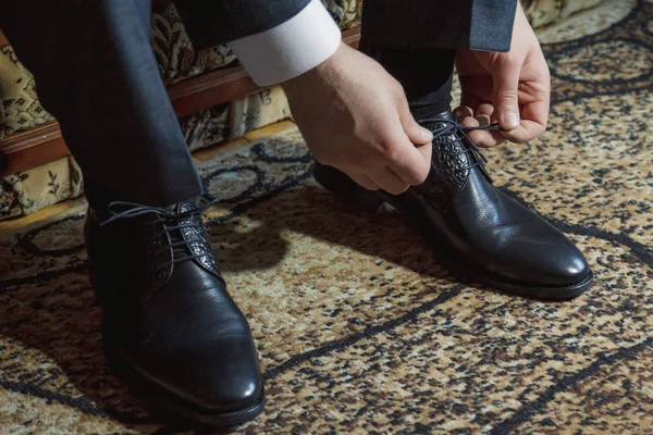 Ubieranie się w klasyczne, eleganckie buty człowiek biznesu. Grooma noszenie na dzień ślubu — Zdjęcie stockowe