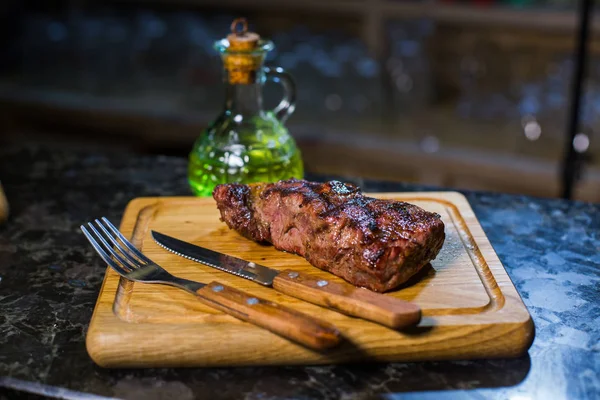 Saftige Medium Beef Rib Eye Steak auf Holzbrett mit Gabel und Kn — Stockfoto