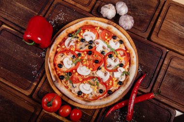 Köy ahşabında dilimlenmiş sebzeli pizza. Eski usul.