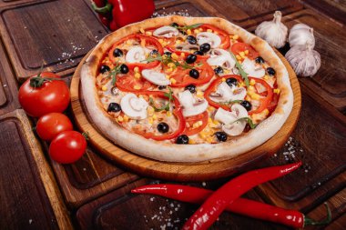 Köy ahşabında dilimlenmiş sebzeli pizza. Eski usul.