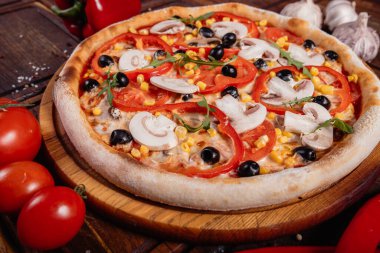 Köy ahşabında dilimlenmiş sebzeli pizza. Eski usul.