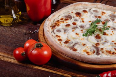 Köy ahşabında dilimlenmiş sebzeli pizza. Eski usul.