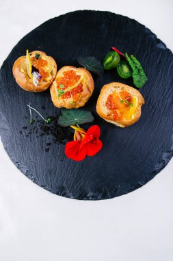 Somon yumurtalı füme somon sandviçi ya da maydanoz yapraklı, limonlu ve kapari dilimli siyah tahtada havyar. Genel Görünüm