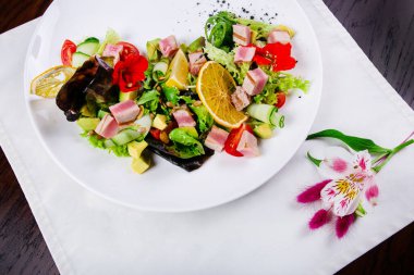 Akşam yemeğinde domates, sosis, jambon, brokoli ve fasulye ile sağlıklı bir salata.